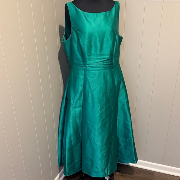 Adrianna Papell Dresses & Skirts - B36 Adrianna Papell Women’s Plus 16 Green Satin Sleeveless A-Line Maxi Dress